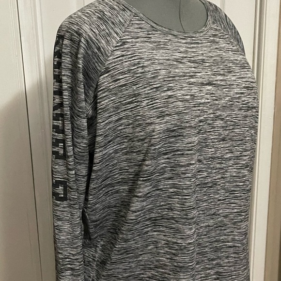 VICTORIA SECRET’s Top ATHLEISURE TOP SIZE MEDIUM - Picture 1 of 7